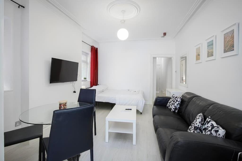 Barton Beachside Apartments - Free Parking, Modern Chic, Central Beach Location, Some Sea Views - Families Couples Or Over 23 Years Blackpool Extérieur photo